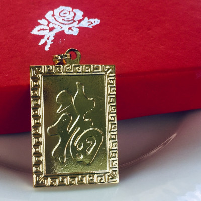 Set Mặt Dây Chuyền Mạ Vàng 18K Đúc Hình Mẹ Quan Âm, Kèm dây đeo da và hộp đựng trang sức.