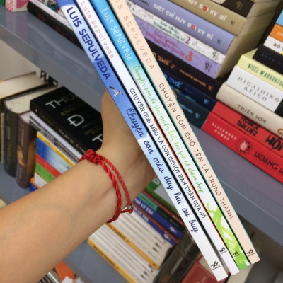 Bộ sách của Luis Sepúlveda (CHUYỆN CON MÈO DẠY HẢI ÂU BAY, CHUYỆN CON MÈO VÀ CON CHUỘT BẠN THÂN CỦA NÓ, CHUYỆN CON ỐC SÊN MUỐN BIẾT TẠI SAO NÓ CHẬM CHẠP, CHUYỆN CON CHÓ TÊN LÀ TRUNG THÀNH)