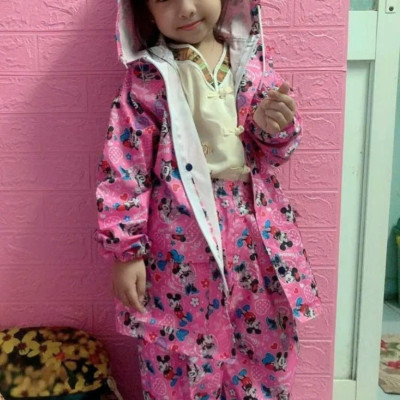 Bộ áo quần  đi mưa  cho bé từ  3  - 5 tuổi  , vải dù  chống thấm , siêu bền  , áo mưa có túi đựng xinh xắn , giao màu ngẫu nhiên