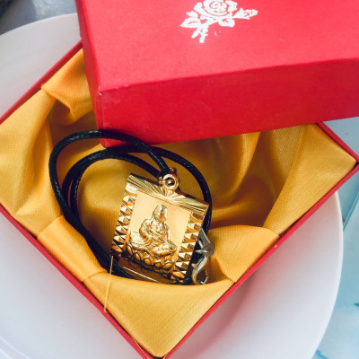 Set Mặt Dây Chuyền Mạ Vàng 18K Đúc Hình Mẹ Quan Âm, Kèm dây đeo da và hộp đựng trang sức.