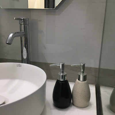 Bình đựng dầu gội, dầu xả, sữa tắm, nước rửa tay khách sạn bằng sứ đẹp màu đen trắng - 300ml