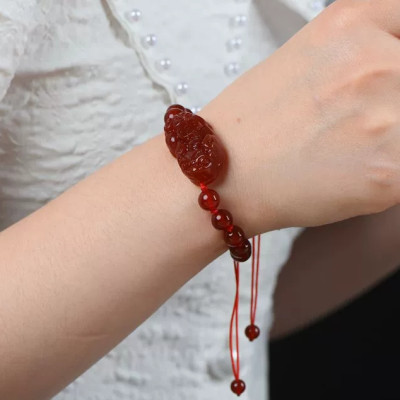 Vòng tay phong thủy đá thạch anh đỏ tỳ hưu kết dây thủ công hút Tài Lộc May Mắn