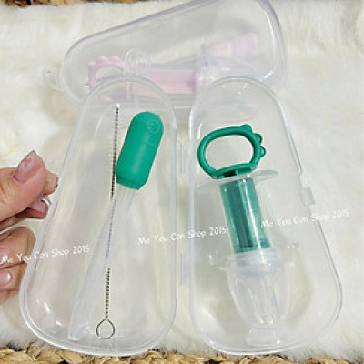 Bộ 2 Món Dụng Cụ Cho Bé Uống thuoc , Sữa, Nước Hoa Quả Đa Năng Tiện Lợi - Kèm Hộp và Cọ Vệ Sinh