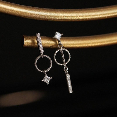 Khuyên tai bạc 925 thiết kế bất đối xứng vòng tròn kết hợp thanh bạc cùng nụ đá cá tính mới lạ độc đáo Dế Bạc - K5723