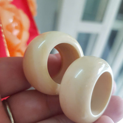 Nhẫn Nam Giả Ngà hay Xương Mỹ Nghệ màu trắng Ni 19mm Cao 15mm Dầy 6mm Dành Cho Các Anh Nam đeo nhẫn ngón tay cái hay bất kỳ ngón tay nào ni lọt vừa tay là 19mm rẻ vẫn đẹp như thường ạ