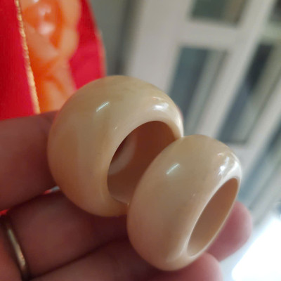 Nhẫn Nam Giả Ngà hay Xương Mỹ Nghệ màu trắng Ni 19mm Cao 15mm Dầy 6mm Dành Cho Các Anh Nam đeo nhẫn ngón tay cái hay bất kỳ ngón tay nào ni lọt vừa tay là 19mm rẻ vẫn đẹp như thường ạ