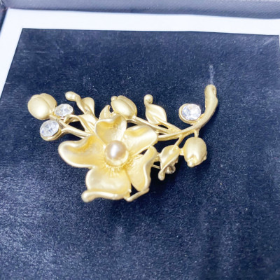 Cài áo nhánh hoa mai đính ngọc kim loại màu vàng sang trọng