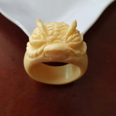 Nhẫn Nam Chạm Đầu Rồng Giả Ngà hay Xương Mỹ Nghệ màu trắng Ni to 22mm Cao 16mm Dầy 9mm Dành Cho Các Anh Nam đeo nhẫn ngón tay cái hay bất kỳ ngón tay nào ni lọt vừa tay là 22mm rẻ vẫn đẹp như thường ạ