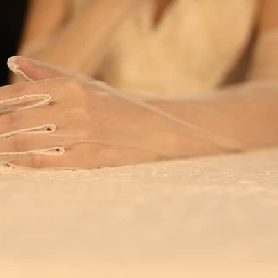 Găng tay vải tuyn trong suốt thời trang màu trắng cho Cô dâu và Dạ hội, đi tiệc, sự kiện, lễ hội, chụp ảnh MS: 40825