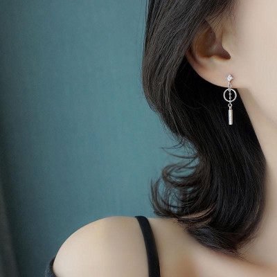 Khuyên tai bạc 925 thiết kế bất đối xứng vòng tròn kết hợp thanh bạc cùng nụ đá cá tính mới lạ độc đáo Dế Bạc - K5723