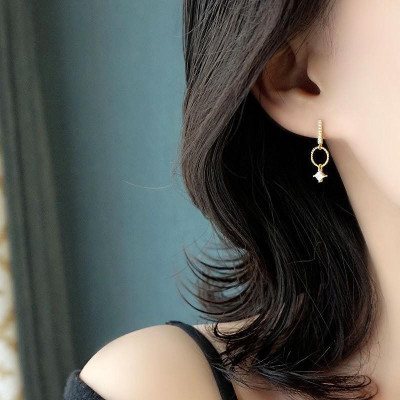 Khuyên tai bạc 925 thiết kế bất đối xứng vòng tròn kết hợp thanh bạc cùng nụ đá cá tính mới lạ độc đáo Dế Bạc - K5723