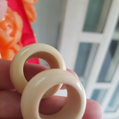 Nhẫn Nam Giả Ngà hay Xương Mỹ Nghệ màu trắng Ni 19mm Cao 15mm Dầy 6mm Dành Cho Các Anh Nam đeo nhẫn ngón tay cái hay bất kỳ ngón tay nào ni lọt vừa tay là 19mm rẻ vẫn đẹp như thường ạ