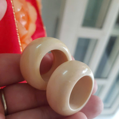 Nhẫn Nam Giả Ngà hay Xương Mỹ Nghệ màu trắng Ni 19mm Cao 15mm Dầy 6mm Dành Cho Các Anh Nam đeo nhẫn ngón tay cái hay bất kỳ ngón tay nào ni lọt vừa tay là 19mm rẻ vẫn đẹp như thường ạ