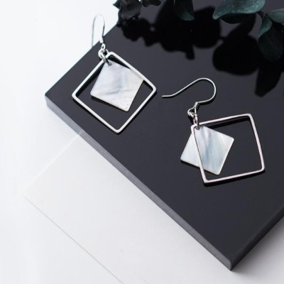 Khuyên tai hình vuông BT113 cá tính (Vân ngọc mầu ngẫu nhiên)