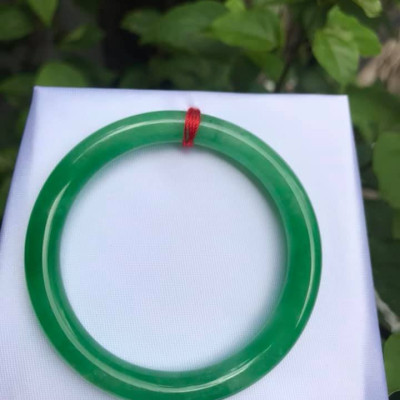 Vòng Tay Đá Cẩm Thạch LÝ KẾT MỚI 48MM MÀU XANH LÁ TƯƠI BÓNG  NỮ 35KG-50KG MẠNG MỘC HỎA