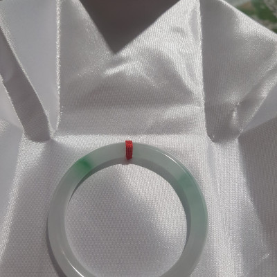 Vòng cẩm thạch tự nhiên Lý A 51mm x 7mm Màu Trắng Bóng 2 điểm xanh lý nhẹ đẹp sang Nữ Mệnh Kim mệnh Thủy 50kg - 57kg ạ
