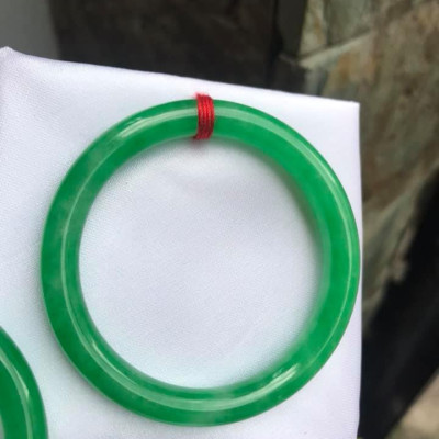 Vòng Tay Đá Cẩm Thạch LÝ KẾT MỚI 48MM MÀU XANH LÁ TƯƠI BÓNG  NỮ 35KG-50KG MẠNG MỘC HỎA