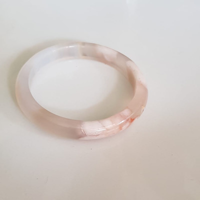 Vòng tay Nữ Bản Hẹ Mới Đá Mã Não Trắng Tuyết rau câu trong bóng quá đẹp luôn ạ Vòng Ni 53mm  x Cao 10mm x dầy 6,5mm Nữ mệnh Kim mệnh Thủy Cân nặng 52kg - 55kg đeo xinh tay đẹp lắm ạ