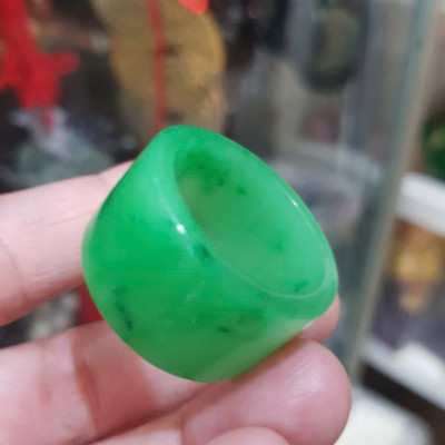 Nhẫn Càn Long Nam Xanh Ngọc Đẹp Ni TO 23mm x bản vuông cao 17mm x dầy 3mm Chất liệu Đá Cẩm Thạch Tự nhiên màu Xanh lá Hy Vọng Tươi quá đẹp chuẩn Hợp Nam mệnh Mộc Mệnh Hỏa đeo Ni 23mm lọt lòng ngón giữa ngón cái ạ