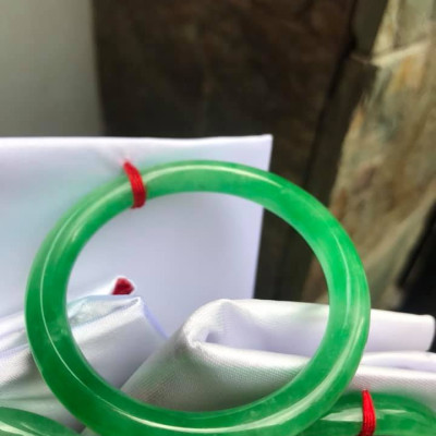 Vòng Tay Đá Cẩm Thạch LÝ KẾT MỚI 48MM MÀU XANH LÁ TƯƠI BÓNG  NỮ 35KG-50KG MẠNG MỘC HỎA