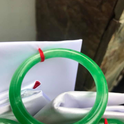 Vòng Tay Đá Cẩm Thạch LÝ KẾT MỚI 48MM MÀU XANH LÁ TƯƠI BÓNG  NỮ 35KG-50KG MẠNG MỘC HỎA