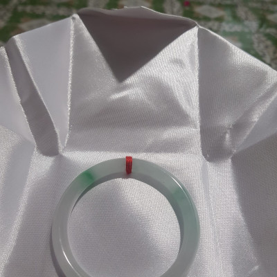 Vòng cẩm thạch tự nhiên Lý A 51mm x 7mm Màu Trắng Bóng 2 điểm xanh lý nhẹ đẹp sang Nữ Mệnh Kim mệnh Thủy 50kg - 57kg ạ