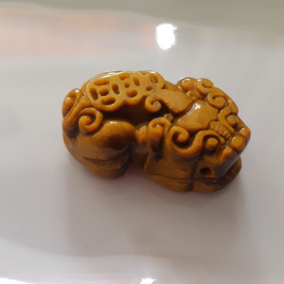 Tỳ Hưu Đá Mắt Hổ Vàng Nâu Tự Nhiên To Phối Vòng Tay Nam Kích thước tỳ hưu dài 35mm x ngang 20mm Phối vòng tay nam size 14ly, 16ly và 18ly ạ