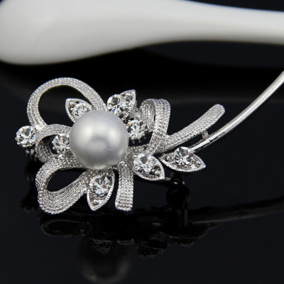 Cài áo hoa lá ngọc trai đính đá cách điệu