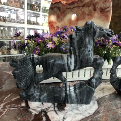 Tượng Ngựa phong thủy rước công danh tài lộc đá cẩm thạch vân đen để bàn - Dài 25 cm