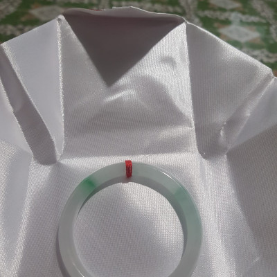 Vòng cẩm thạch tự nhiên Lý A 51mm x 7mm Màu Trắng Bóng 2 điểm xanh lý nhẹ đẹp sang Nữ Mệnh Kim mệnh Thủy 50kg - 57kg ạ