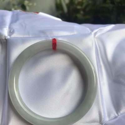 CHIẾC VÒNG TAY ĐÁ CẨM THẠCH MỚI TR LÝ A54 size 54mm x dầy 7,8mm  MÀU TRẮNG ÁNH XANH LÝ NHẸ ĐẸP  NỮ 54kg đến 64kg Đeo tay đẹp ạ