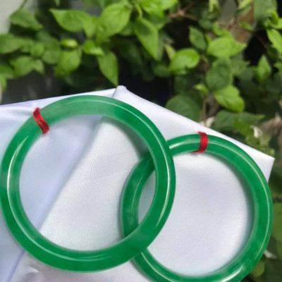 Vòng Tay Đá Cẩm Thạch LÝ KẾT MỚI 48MM MÀU XANH LÁ TƯƠI BÓNG  NỮ 35KG-50KG MẠNG MỘC HỎA