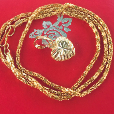 Set Mặt Dây Chuyền Mạ Vàng 18K Đúc Hình Trái Tim Kim Cương, Kèm dây chuyền Mạ vàng 18K và hộp đựng trang sức.