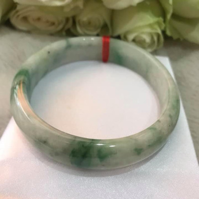 VÒNG NAM ĐÁ CẨM THẠCH TỰ NHIÊN BẢN HẸ LÝ A SỊN 61MM CAO 13,9MM MÀU TRẮNG TRONG XANH LÁ VÂN NAM 70KG TỚI 85KG