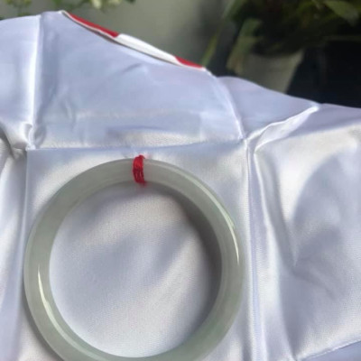 CHIẾC VÒNG TAY ĐÁ CẨM THẠCH MỚI TR LÝ A54 size 54mm x dầy 7,8mm  MÀU TRẮNG ÁNH XANH LÝ NHẸ ĐẸP  NỮ 54kg đến 64kg Đeo tay đẹp ạ