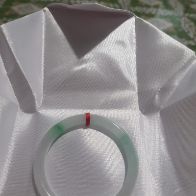 Vòng cẩm thạch tự nhiên Lý A 51mm x 7mm Màu Trắng Bóng 2 điểm xanh lý nhẹ đẹp sang Nữ Mệnh Kim mệnh Thủy 50kg - 57kg ạ