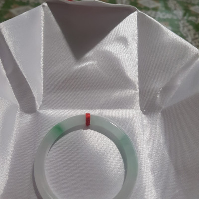 Vòng cẩm thạch tự nhiên Lý A 51mm x 7mm Màu Trắng Bóng 2 điểm xanh lý nhẹ đẹp sang Nữ Mệnh Kim mệnh Thủy 50kg - 57kg ạ
