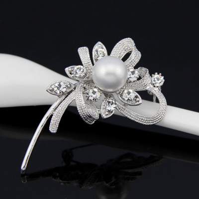 Cài áo hoa lá ngọc trai đính đá cách điệu