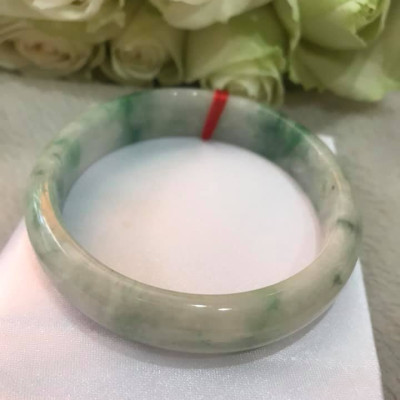 VÒNG NAM ĐÁ CẨM THẠCH TỰ NHIÊN BẢN HẸ LÝ A SỊN 61MM CAO 13,9MM MÀU TRẮNG TRONG XANH LÁ VÂN NAM 70KG TỚI 85KG