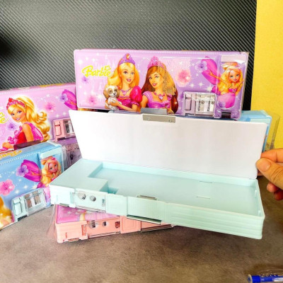 HỘP ĐỰNG BÚT / HỘP VIẾT búp bê Babie xinh đẹp. Có nam châm hít - có chuốt bút chì, 2 ngăn tiện dụng. Dụng cụ học sinh. C