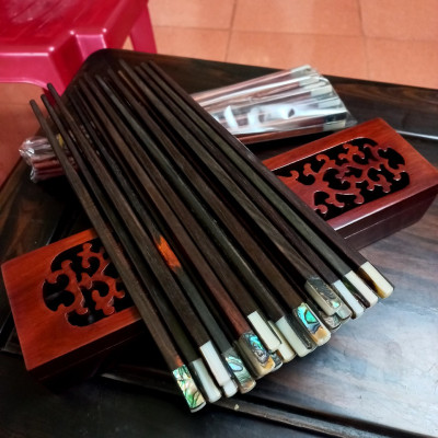 Đũa ăn cao cấp bằng gỗ trắc đen + hộp đựng đũa bằng gỗ hương 