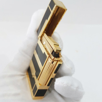 Vỏ Hột Quẹt Bật Lửa Upon Gas Đá Sơn Mài Đen D99V Họa Tiết Hoa Văn Cách Điệu Ngang Màu Vàng Đen - Dùng Gas Đá Cao Cấp