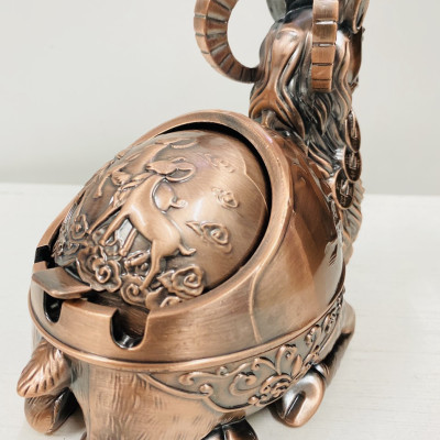 Gạt tàn thuốc hình dê bằng kim loại - Đỏ