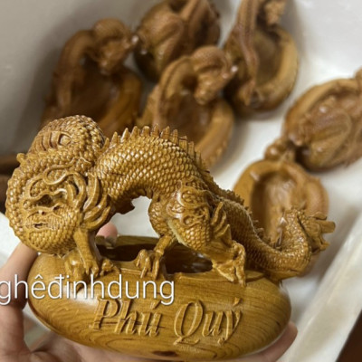 Gạt tàn thuốc là  khắc rồng bằng gỗ bách xanh thơm nức kt 15×10×9cm