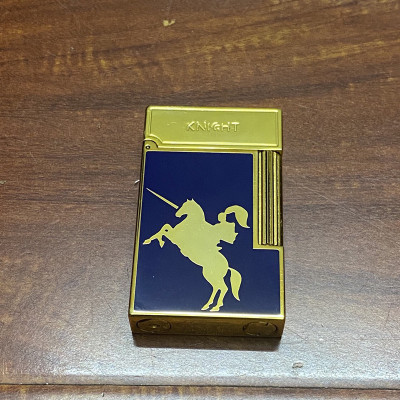 Vỏ Hột Quẹt Bật Lửa Gas Đá KNIGHT 2 Mộc Đáy Ốp Sơn Mài Xanh Họa Tiết Kỵ Sỹ La Mã Cực Đẹp