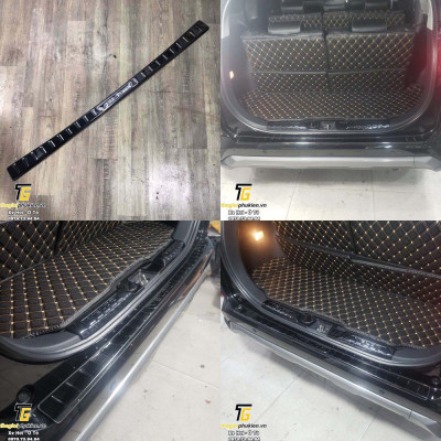 Ốp chống trầy cốp vân Titan Toyota Veloz