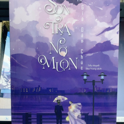 Sách - Sơn trà nở muộn - Giá Oản Chúc ( bản giới hạn tặng: Bookmark bật lửa + Bookmark hoa sơn trà + Postcard)