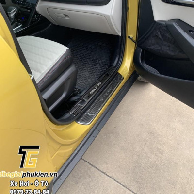 Bộ sản phẩm ỐP BẬC CỐP VÀ BẬC CỬA vân Carbon xe Kia Seltos