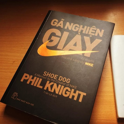 Sách Kinh Tế: Gã Nghiện Giày - Tự Truyện Của Nhà Sáng Lập NIKE (Tái Bản 2019) - (Cuốn Sách Truyền Cảm Hứng / Câu Chuyện Xây Dựng Thương Hiệu) - Tặng Kèm Postcard Greenlife