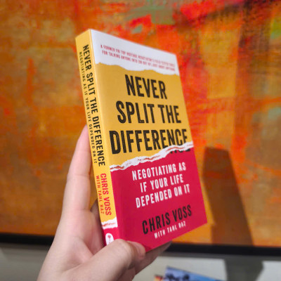 Sách - Never Split the Difference: Negotiating As If Your Life Depended On It by Chris Voss - Mass Market Paperback US - Ngoại văn nhập khẩu